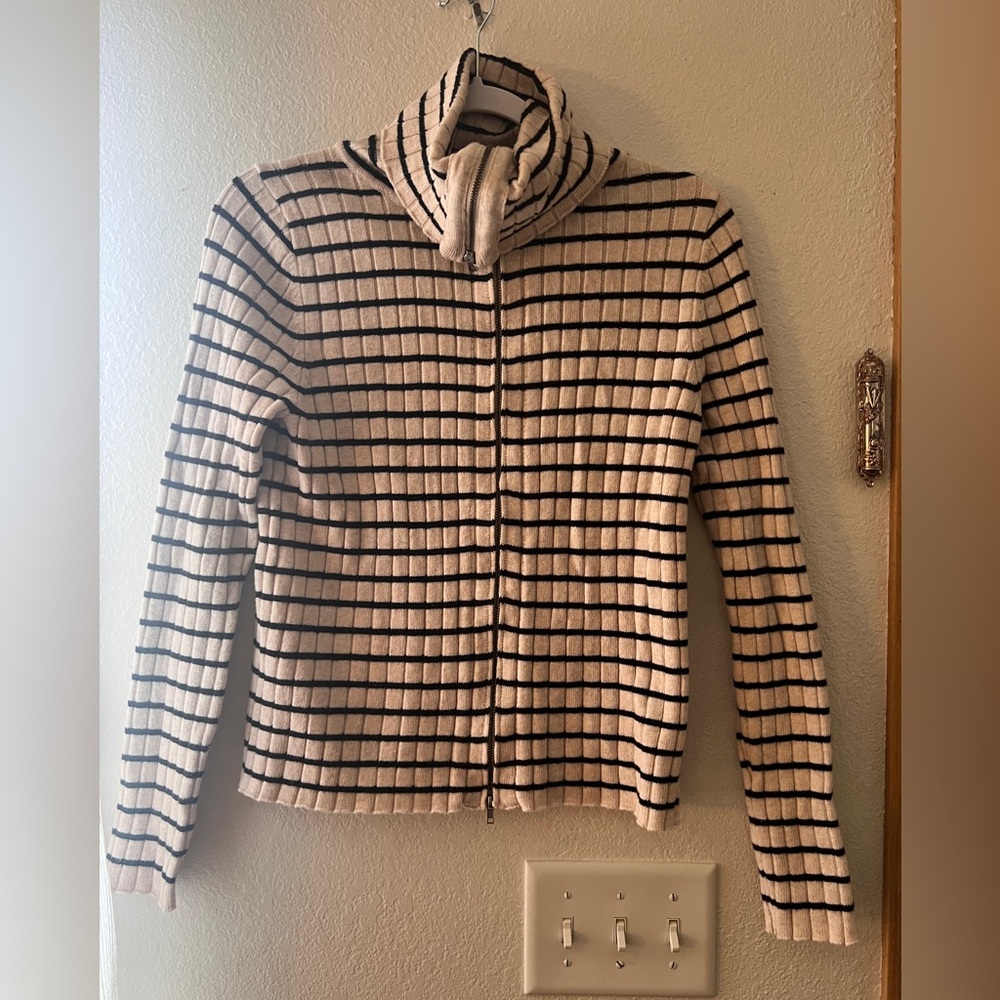 Universal Threads
Women’s 
Medium 
Cardigan 
Sweater
Ivory/Black Stripe
L/S - Picture 11 of 14